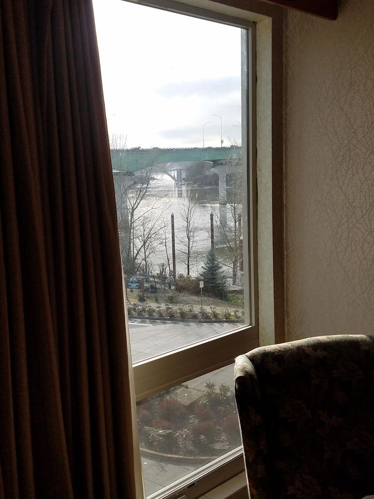 Best Western Plus Rivershore Hotel Oregon City Exterior photo