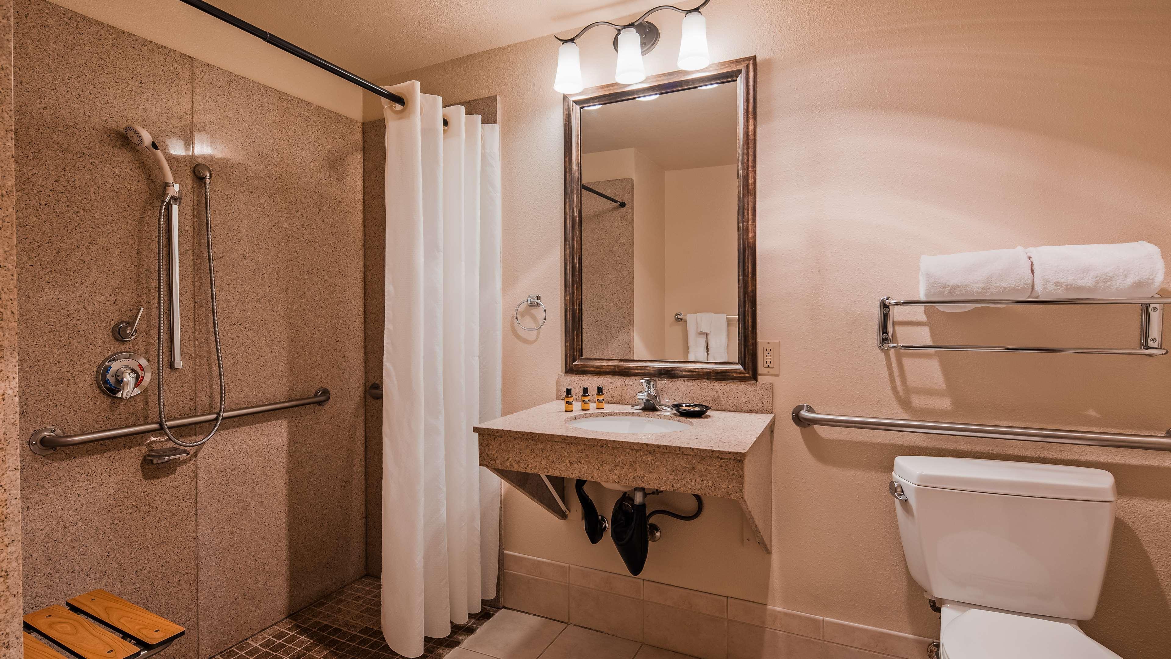 Best Western Plus Rivershore Hotel Oregon City Exterior photo