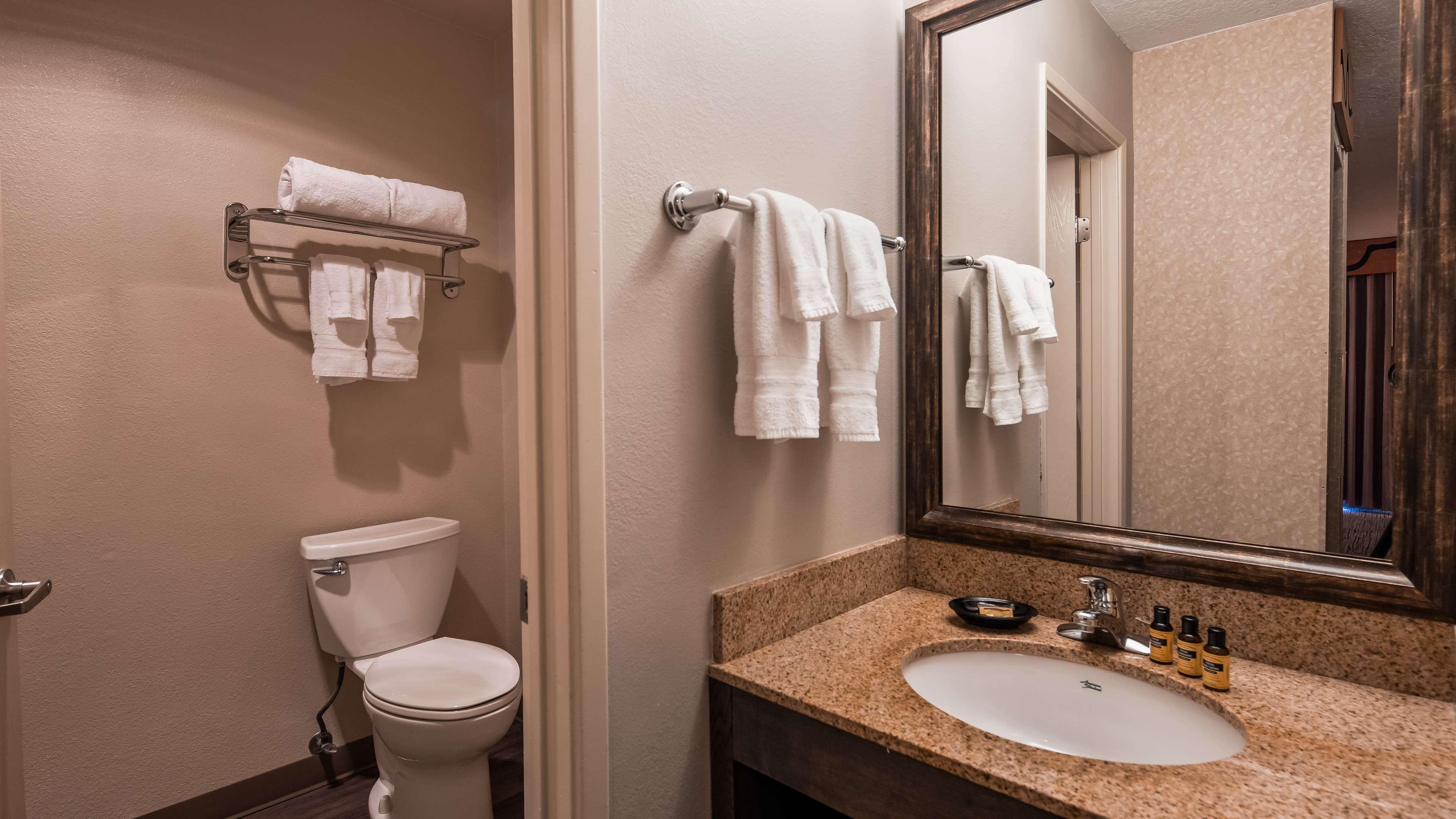 Best Western Plus Rivershore Hotel Oregon City Exterior photo