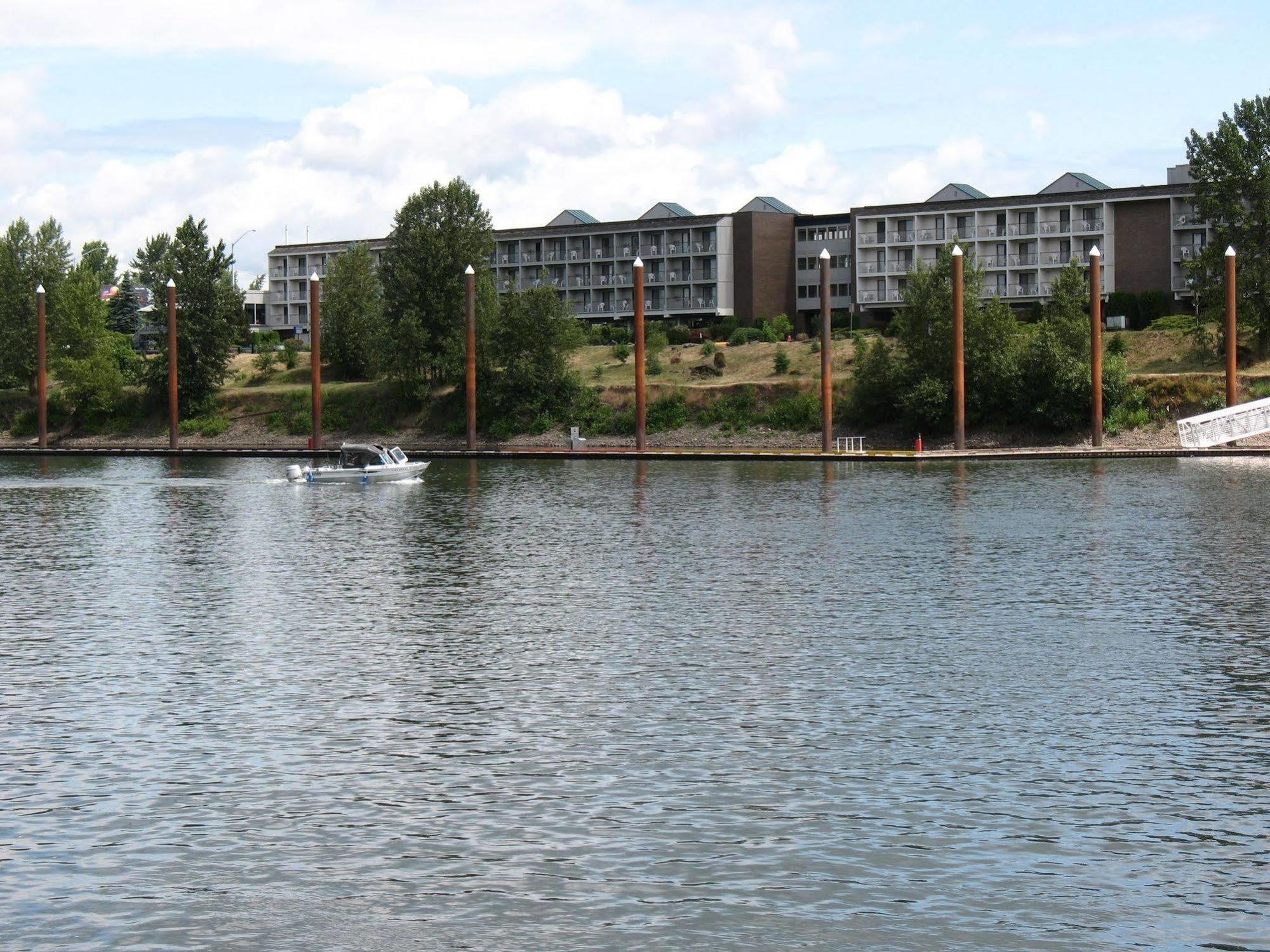 Best Western Plus Rivershore Hotel Oregon City Exterior photo
