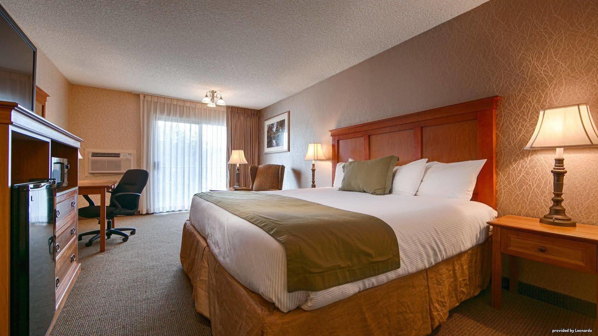 Best Western Plus Rivershore Hotel Oregon City Exterior photo